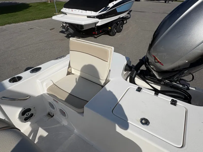 Slide: The Image of NauticStar 191 Hybrid 2022 - 15