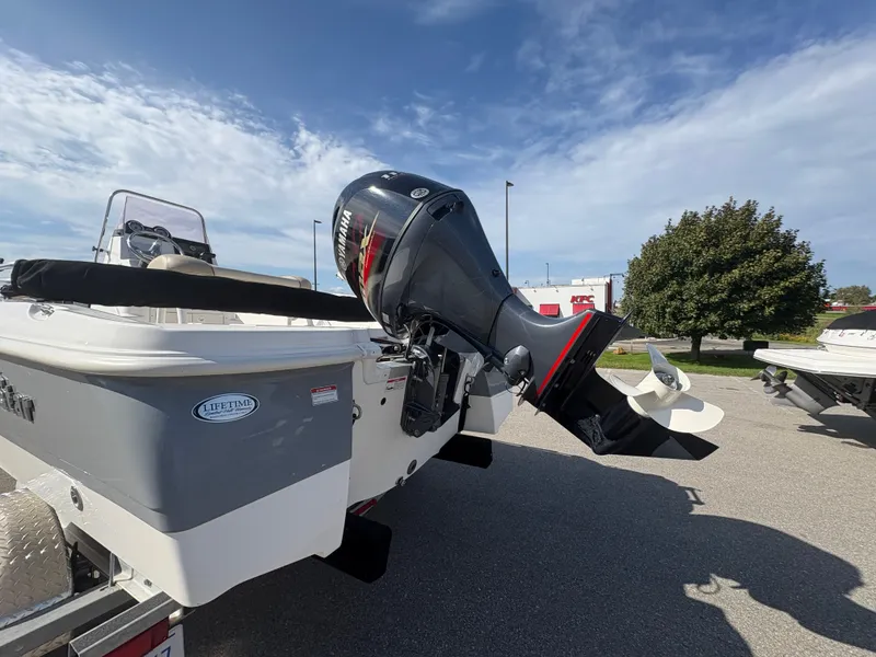 Slide: The Image of NauticStar 191 Hybrid 2022 - 3