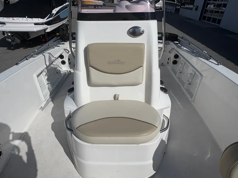 Slide: The Image of NauticStar 191 Hybrid 2022 - 9