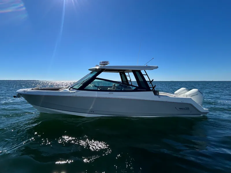 The Image of Boston Whaler 330 Vantage 2026 - 0