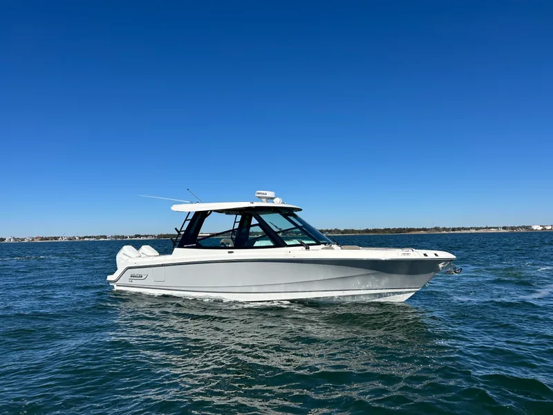 Slide: The Image of Boston Whaler 330 Vantage 2026 - 10