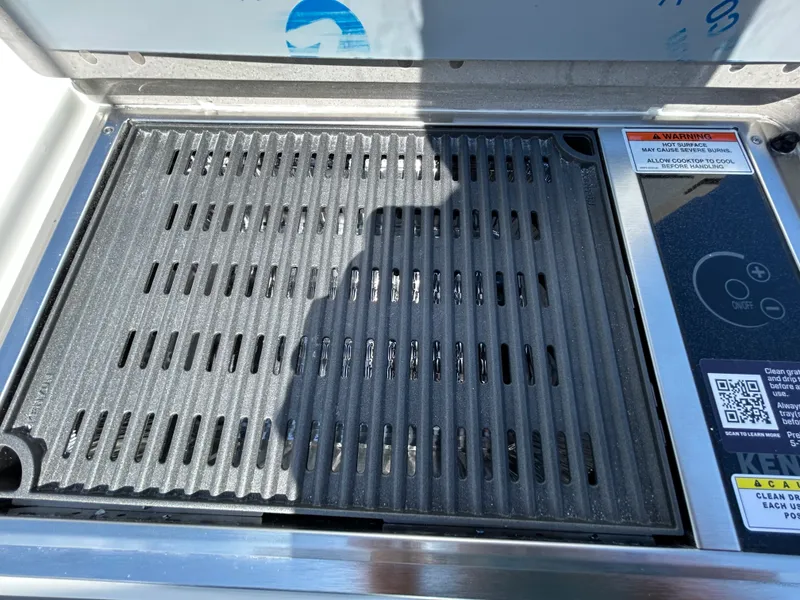 Slide: The Image of Boston Whaler 330 Vantage 2026 - 14