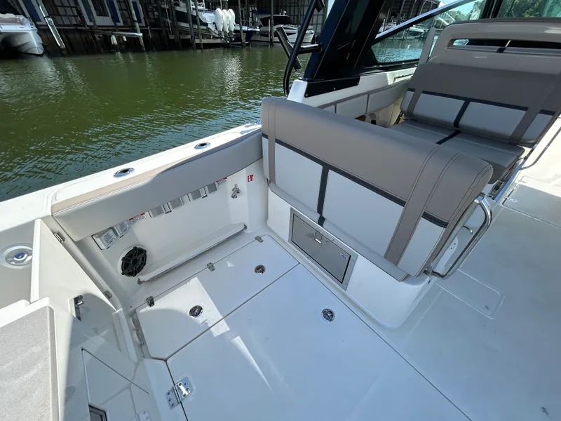 Slide: The Image of Boston Whaler 330 Vantage 2026 - 15
