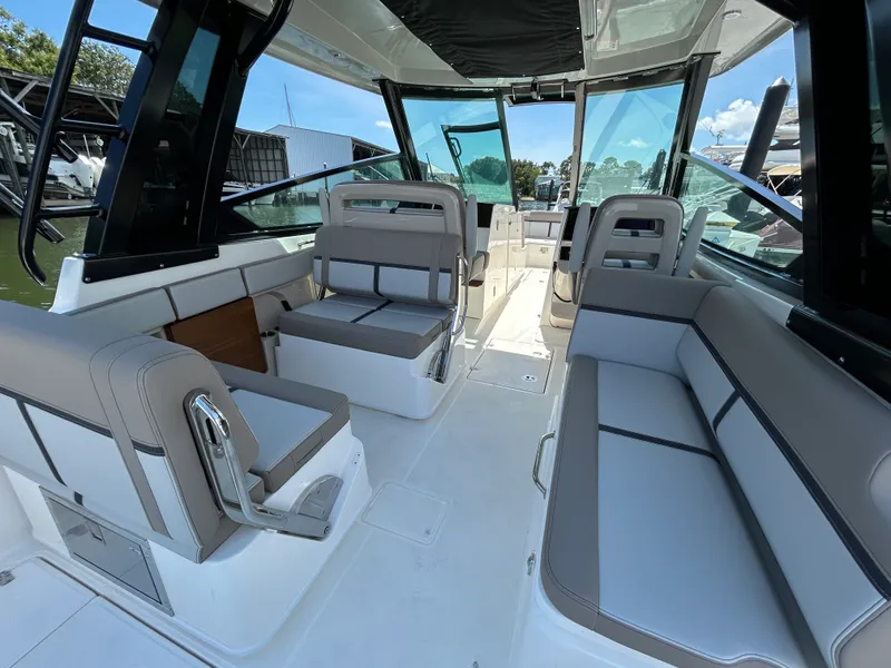 Slide: The Image of Boston Whaler 330 Vantage 2026 - 16