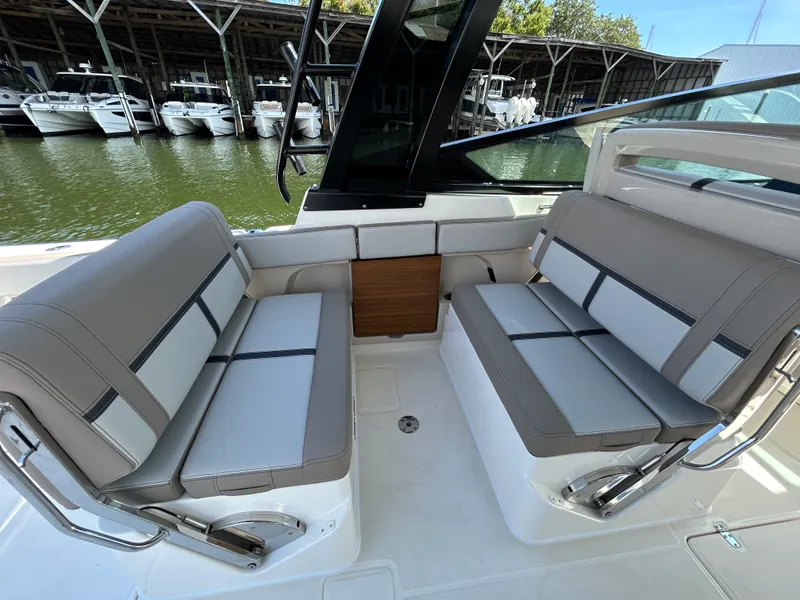 Slide: The Image of Boston Whaler 330 Vantage 2026 - 17