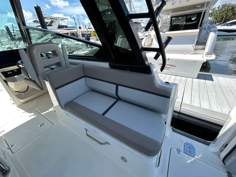 Slide: The Image of Boston Whaler 330 Vantage 2026 - 18