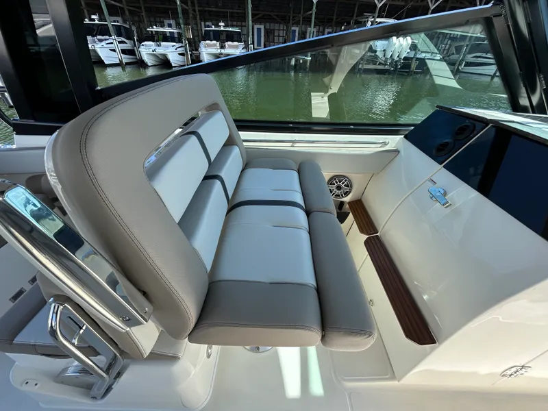 Slide: The Image of Boston Whaler 330 Vantage 2026 - 20