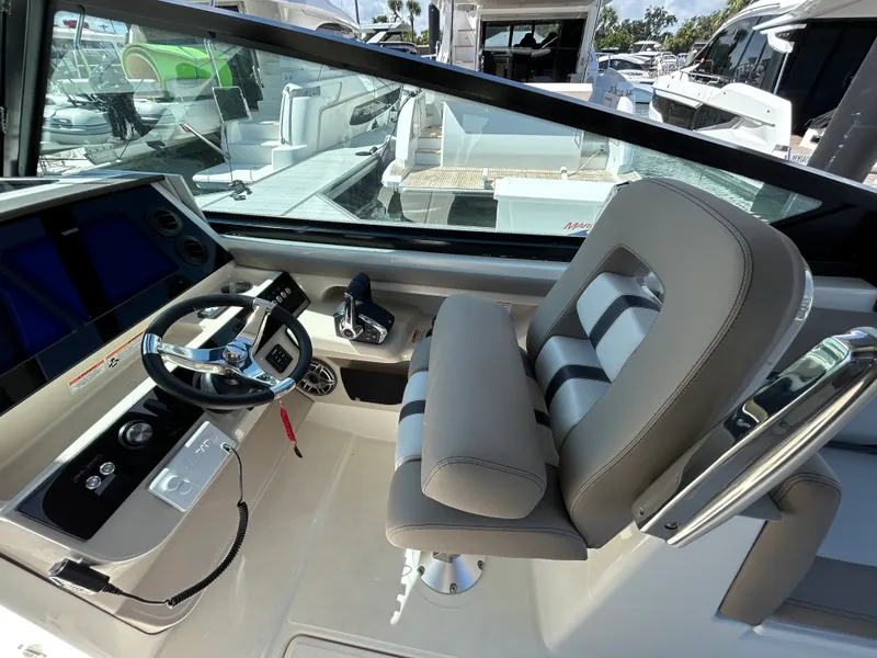 Slide: The Image of Boston Whaler 330 Vantage 2026 - 21