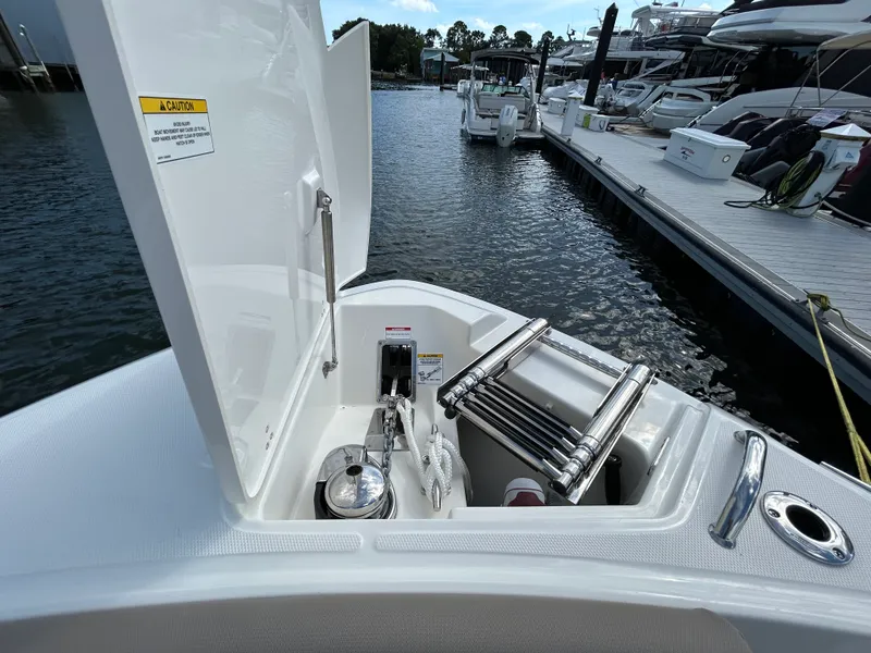 Slide: The Image of Boston Whaler 330 Vantage 2026 - 31