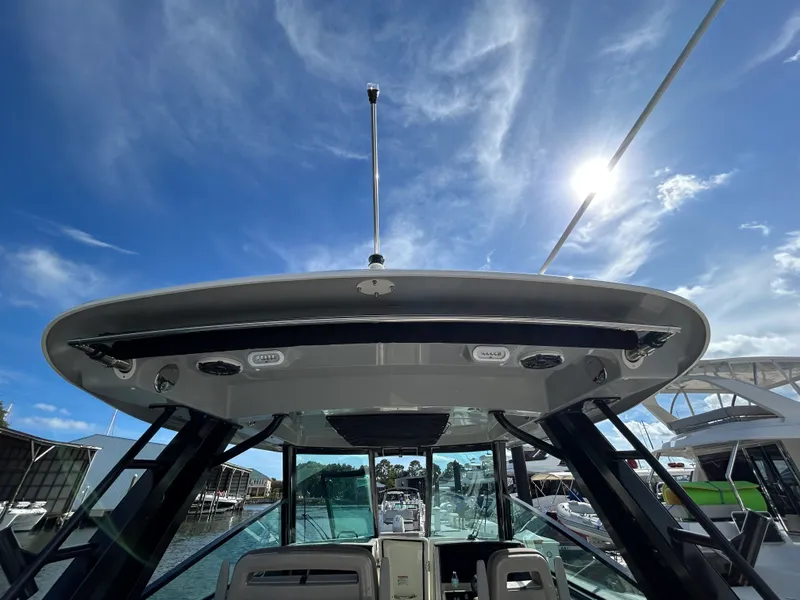Slide: The Image of Boston Whaler 330 Vantage 2026 - 32