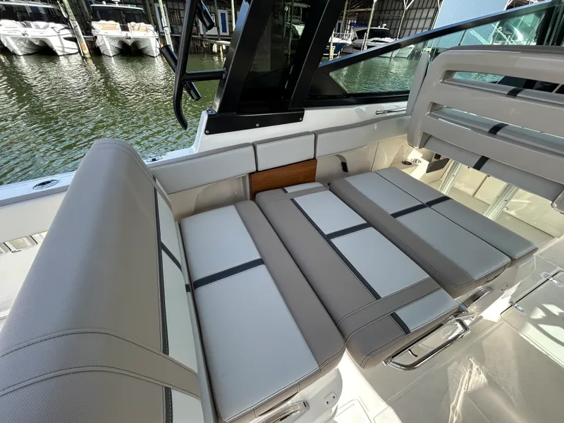 Slide: The Image of Boston Whaler 330 Vantage 2026 - 33