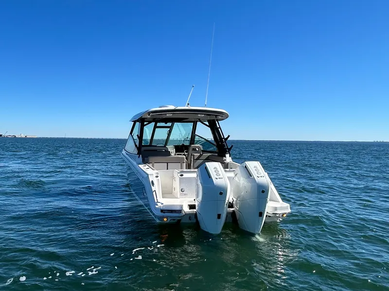 Slide: The Image of Boston Whaler 330 Vantage 2026 - 6