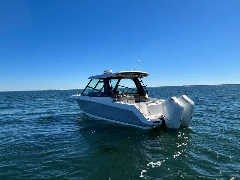 Slide: The Image of Boston Whaler 330 Vantage 2026 - 7