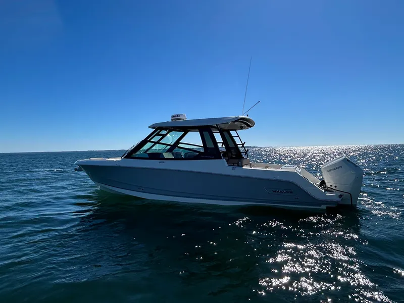 Slide: The Image of Boston Whaler 330 Vantage 2026 - 8