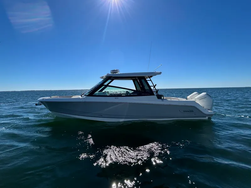 Slide: The Image of Boston Whaler 330 Vantage 2026 - 9