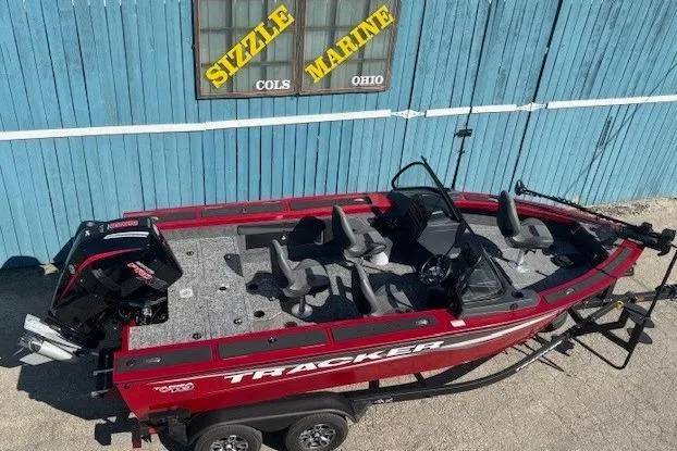 Slide: The Image of 2025 Tracker Targa V-19 WT Tournament Edition boat at Sizzle Marine, Ohio. - 5