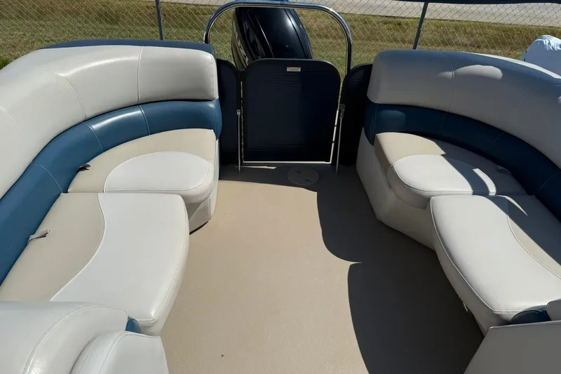 Slide: The Image of 2020 Manitou 21 Aurora LE pontoon boat with spacious seating and modern design. - 9