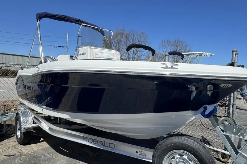 The Image of Robalo R180 Center Console 2026 - undefined