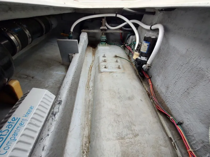 Slide: The Image of Sea Ray 310 Sport Bridge 1992 - 32