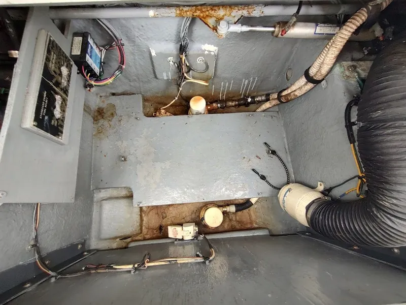 Slide: The Image of Sea Ray 310 Sport Bridge 1992 - 34