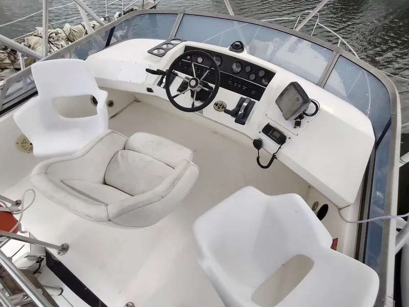 Slide: The Image of Sea Ray 310 Sport Bridge 1992 - 36