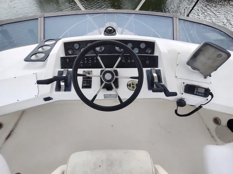 Slide: The Image of Sea Ray 310 Sport Bridge 1992 - 37