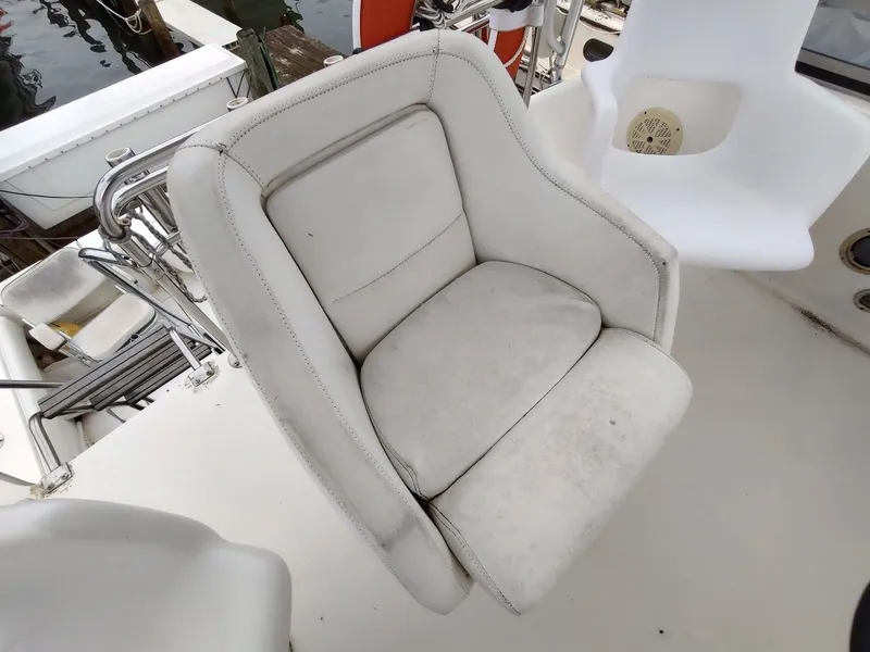 Slide: The Image of Sea Ray 310 Sport Bridge 1992 - 41