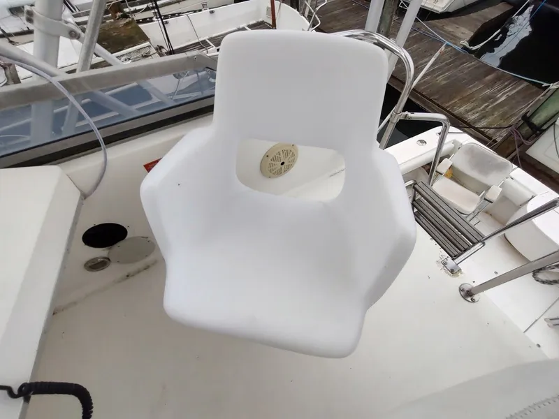 Slide: The Image of Sea Ray 310 Sport Bridge 1992 - 43