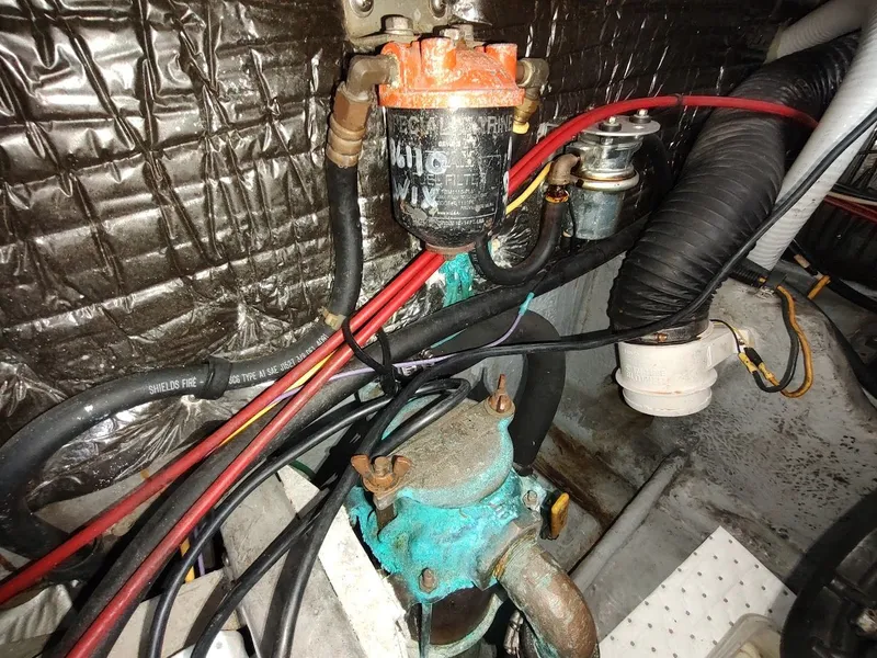 Slide: The Image of Sea Ray 310 Sport Bridge 1992 - 83