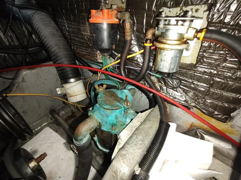 Slide: The Image of Sea Ray 310 Sport Bridge 1992 - 86