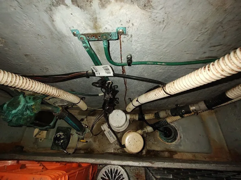 Slide: The Image of Sea Ray 310 Sport Bridge 1992 - 90