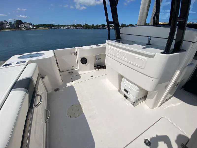 Slide: The Image of Robalo R270 Center Console 2023 - 14