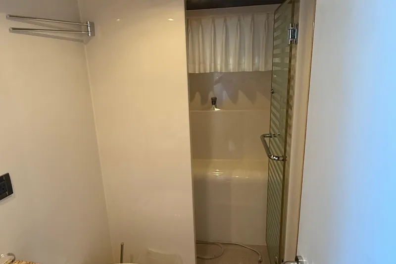 Slide: The Image of Compact bathroom with shower and towel rack in 2009 Horizon 73 model. - 49