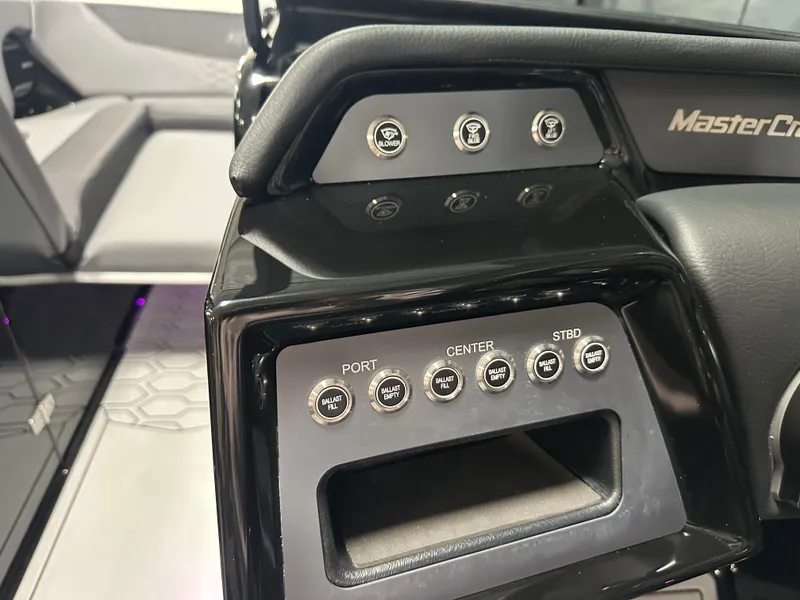 Slide: The Image of MasterCraft NXT22 2026 - 70