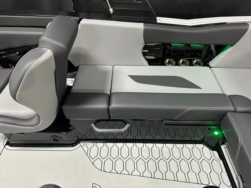 Slide: The Image of MasterCraft NXT22 2026 - 32