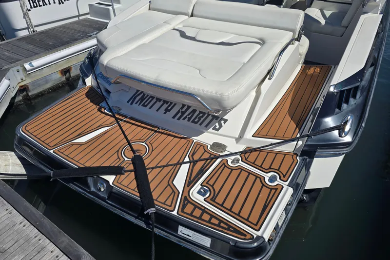Slide: The Image of 2014 Monterey 288 Super Sport boat with custom deck design at marina. - 15