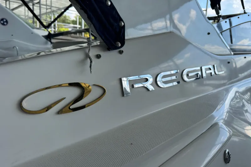 Slide: The Image of 2004 Regal Commodore 3260 boat with logo and sleek design. - 4