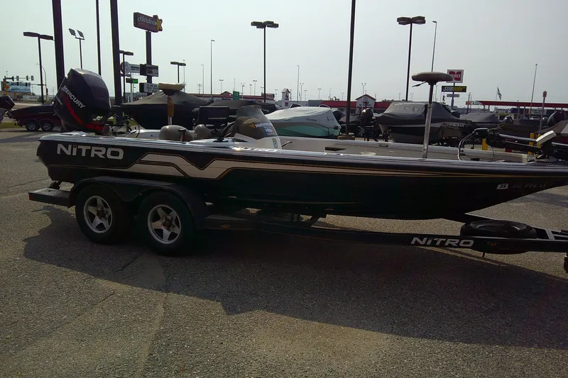 Slide: The Image of 1997 Nitro Savage 896 boat on trailer in parking lot, side view. - 4