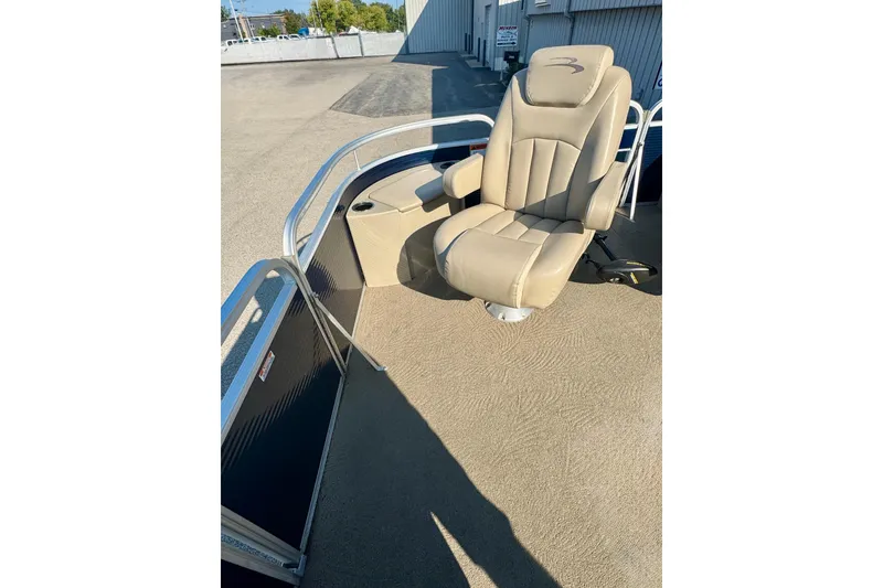 Slide: The Image of 2015 Bennington 24 SFX boat with beige captain's chair and railing. - 20
