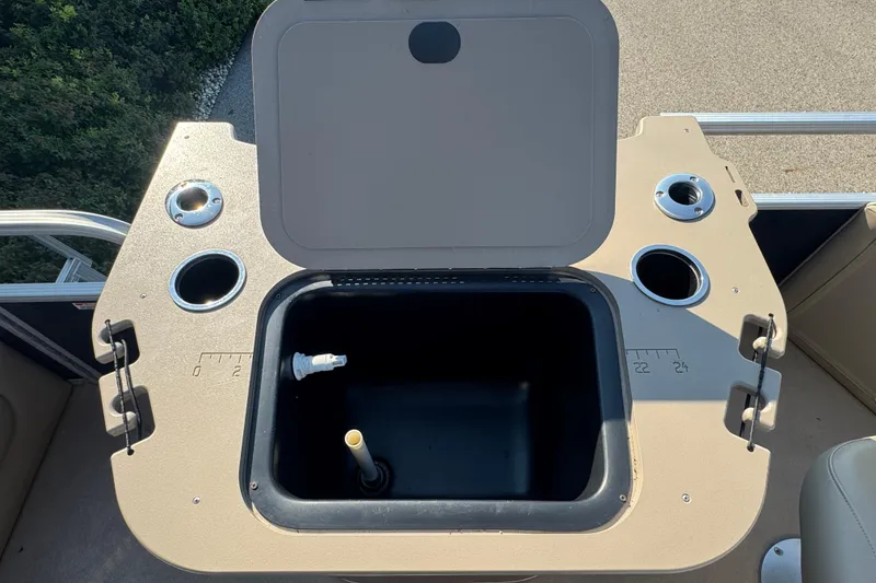 Slide: The Image of Livewell on 2015 Bennington 24 SFX boat with cup holders and open lid. - 28