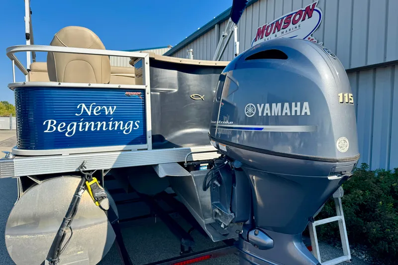 Slide: The Image of 2015 Bennington 24 SFX pontoon boat with Yamaha 115 outboard motor, labeled "New Beginnings." - 6