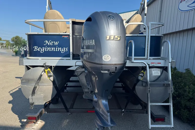 Slide: The Image of 2015 Bennington 24 SFX pontoon boat with Yamaha 115 engine, labeled "New Beginnings." - 7