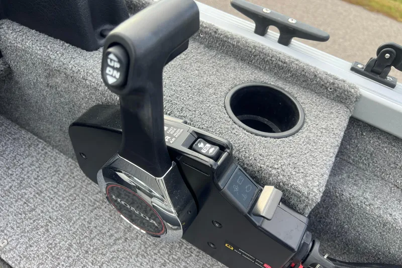 Slide: The Image of Close-up of 2023 Alumacraft Voyageur 175 SC boat throttle control. - 18