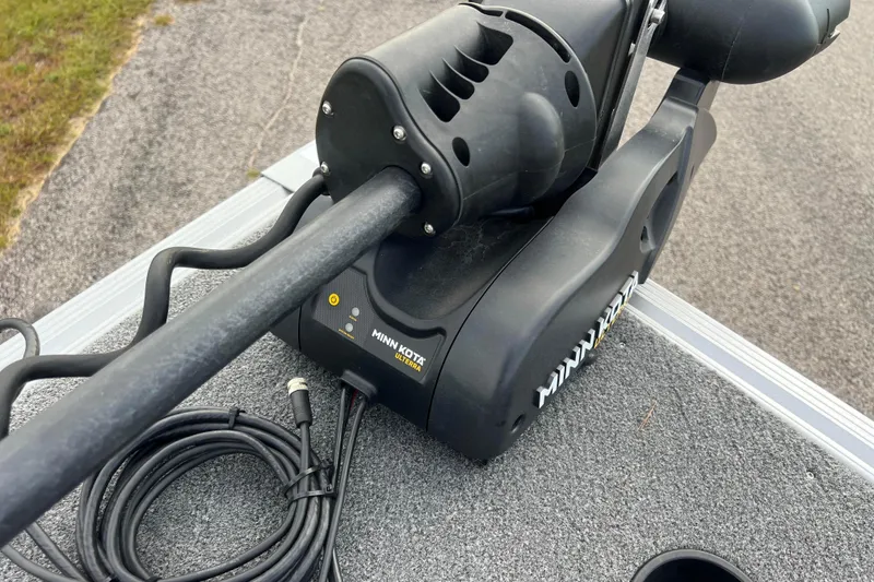 Slide: The Image of Minn Kota Ulterra motor on 2023 Alumacraft Voyageur 175 SC boat deck. - 35