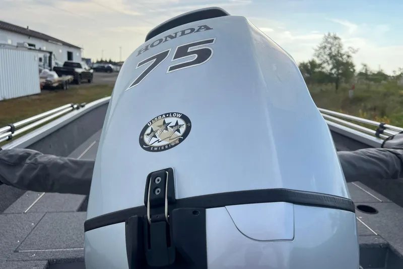 Slide: The Image of 2023 Alumacraft Voyageur 175 SC with Honda 75 outboard motor, ultra-low emission. - 5