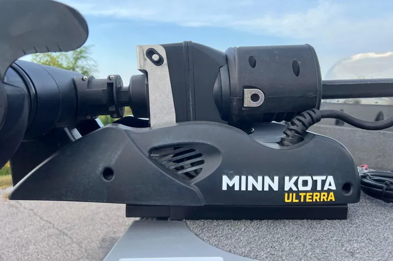 Slide: The Image of Minn Kota Ulterra motor on 2023 Alumacraft Voyageur 175 SC boat, close-up view. - 8