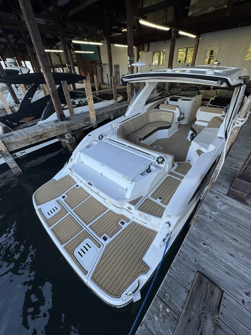 Slide: The Image of Sea Ray 350 SLX 2020 - 3