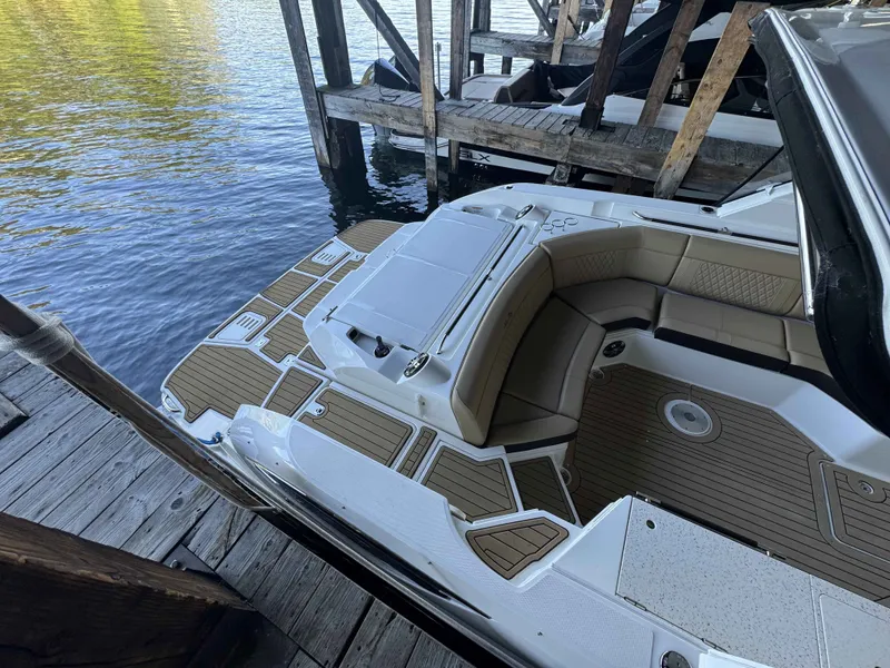 Slide: The Image of Sea Ray 350 SLX 2020 - 4