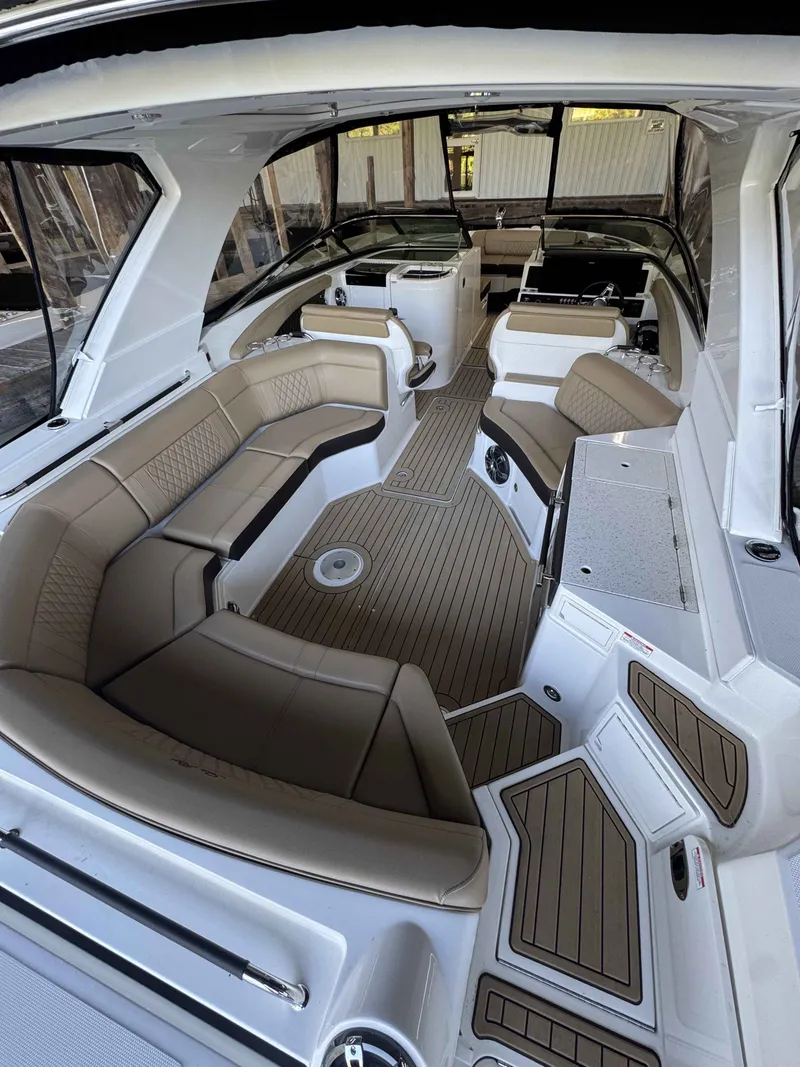 Slide: The Image of Sea Ray 350 SLX 2020 - 5