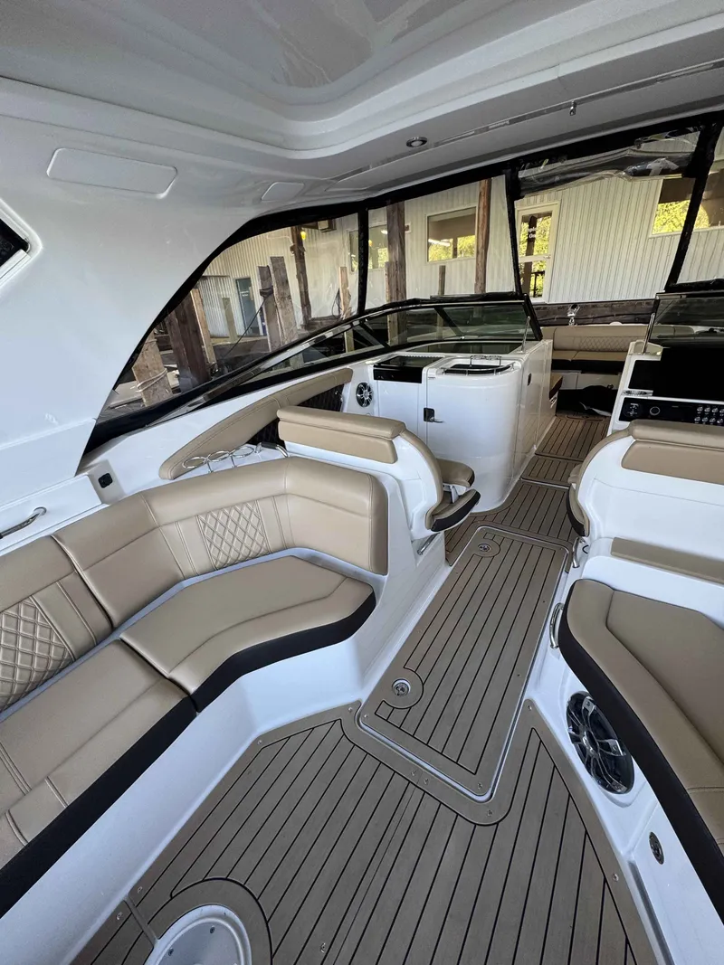 Slide: The Image of Sea Ray 350 SLX 2020 - 7